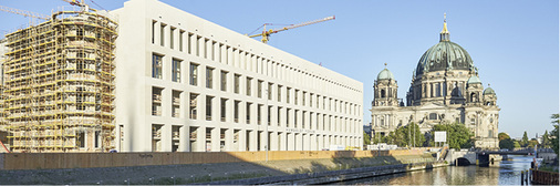 



Mit dem Neubau des Schlosses und des Humboldtforums, die unter ihrem Dach Kunstausstellungen, Veranstaltungen und städtische Verwaltung vereinen, wird eine Nachkriegswunde geschlossen. Im Bild die Ostfassade, das sogenannte „Belvedere“ (schöne Aussicht).
