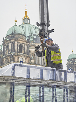 <p>
</p>

<p>
Die Fensterelemente wurden von Mera vormontiert auf die Schlossbaustelle geliefert. Über 2000 Stück davon sind verbaut – bis zu 450 kg schwer und bis zu 4,20 m lang. 
</p> - © Foto: Schüco International KG

