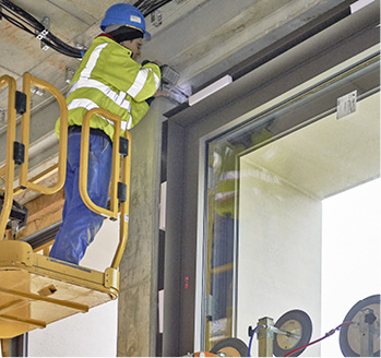 



Die Montage erfolgte immer von der Innenseite und in die Fensterlaibungen. Die Außenseiten der Naturstein- oder Architekturbeton-Fassaden, wie hier im Schlossforum, wurden damit nicht berührt. Das vermied eventuelle Einbauschäden von außen, erforderte aber erhöhte Aufmerksamkeit beim Inneneinbau.
