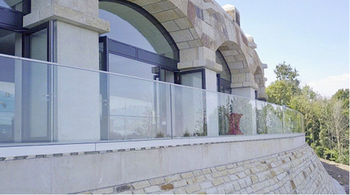 <p>
</p>

<p>
Der erneuerte Ringsockel mit Informationszentrum, Restaurant und Terrasse wurde mit einer gebogenen Glasbrüstung von Teutemacher Glas ausgestattet.
</p> - © Foto: Teutemacher Glas

