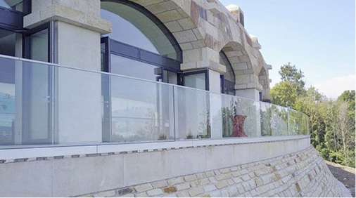 



Der erneuerte Ringsockel mit Informationszentrum, Restaurant und Terrasse wurde mit einer gebogenen Glasbrüstung von Teutemacher Glas ausgestattet.
