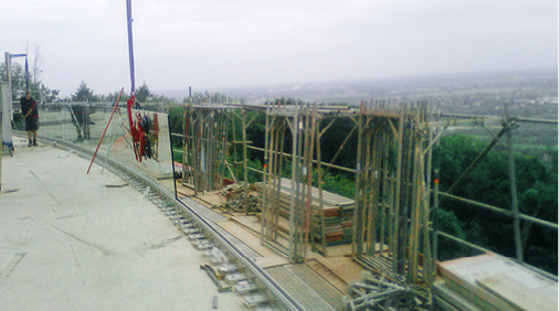 



Die Montage der gebogenen, bis zu 230 kg schweren Brüstungsgläser (VSG aus 2 × ESG) erforderte viel Sorgfalt.
