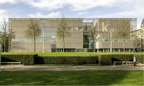 



Die neue Kunsthalle in Mannheim ist der derzeit größte Museumsneubau in Deutschland und ein Blickfang bei Tag …
