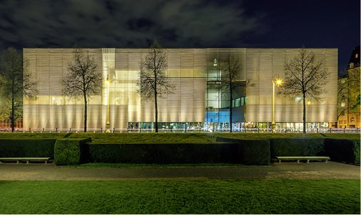 



… und bei Nacht. Bei Dunkelheit kommen die unterschiedlich beleuchteten Fassadenteile je nach Helligkeit ganz individuell zur Geltung.
