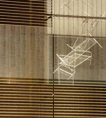 
Mit variierenden Abständen zwischen den Metalldrähten und -rohren schafft das Fassadengewebe unterschiedlicheste Transparenzgrade. 



