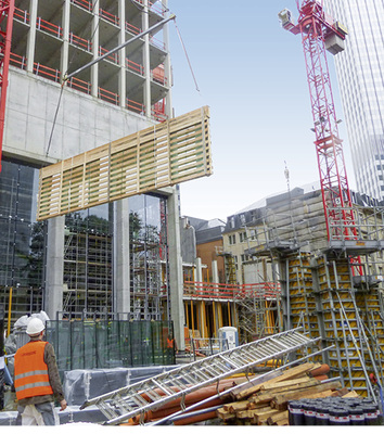 



Auf der Baustelle lauern für Glas oft Gefahren. Deshalb ist neben dem passenden Handlinggerät eine Montageplanung unerlässlich.
