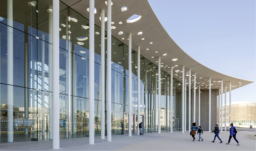 



Mit seiner riesigen Glasfassade lädt die Medizinische Fakultät der Universität Montpellier ein und bietet einen offenen Blick in den Gebäudekorpus.
