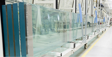 



Jeder der bis zu 4,8 t schweren Fins ist mit je fünf Titan-Fittings zwischen Layer zwei und drei versehen. 
