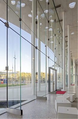<p>
</p>

<p>
Die bis zu 12,68 m hohen Glasfins von sedak tragen die Glasfassade über die im Werk vormontierte Titan-Fittings.
</p> - © Foto: Bellapart (Spanien)

