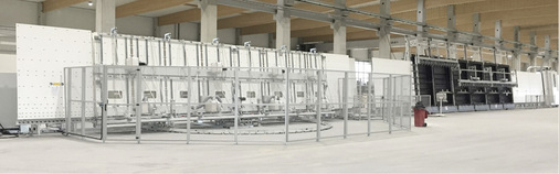 



In die Anlage ist ein Drehband für Gläser bis zu 12 m Länge integriert. Rechts hinten im Bild ist die halbautomatische Rahmensetzstation „framepositioner“ zu sehen, für Abstandhalterrahmen bis zu 18 m Länge.
