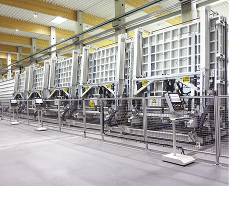 



Fünf Zusammenbau-, Glasfüll- und Pressautomaten fügen bei Thiele die übergroßen Isolierglas-Einheiten zusammen.
