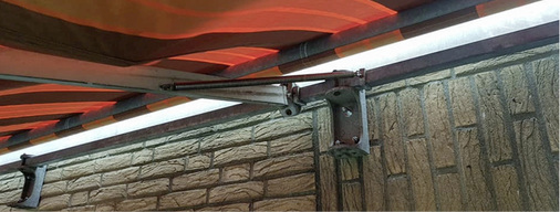 



Ein typische Situation bei einer vom Kunden gewünschten Neubespannung. Die ursprüngliche Montage steht auf dem Kopf, Konsolen mit Schrauben M8 befestigt, die Armspannung, naja. Auch hier die Frage, was ist zu tun?
