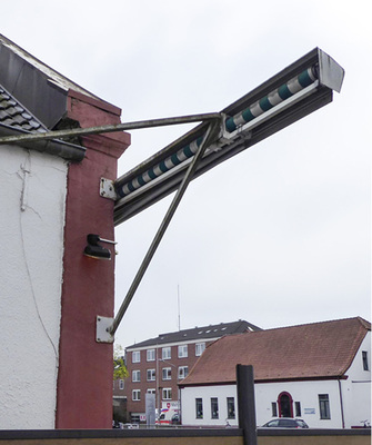 



Ein kreativer Gastwirt, der seine Besucherterrasse seitlich über das Haus erweitert hat. Auch hier stellt sich die Frage, soll der Fachbetrieb eine Neubespannung ausführen?
