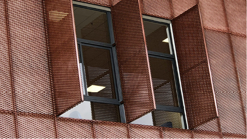 



Auf den ersten Blick ein klassischer Klappladen, der aber wegen der optimalen Gebäudeausrichtung zur Sonne nicht geschlossen wird und starr ausgeführt wurde
