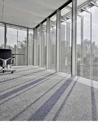 



Starrer Sonnenschutz kann wie bei diesem Beispiel mit bedrucktem Glas ein fassadenbeherrschendes Element werden.
