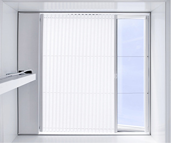 



Für das Fenster ist auch ein Blendschutzsystem erhältlich, das in das Element integriert werden kann. Auch von innen macht das Echtglas-Flachdachfenster einen guten optischen Eindruck.
