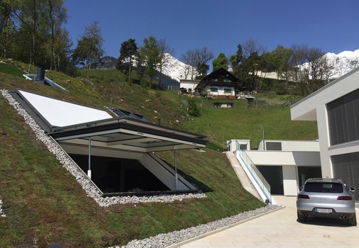 Enorme Ausmaße: Der Jumbo-Dachklappflügel lässt sich bis 6,5 Meter Breite und fünf Meter Höhe fertigen.