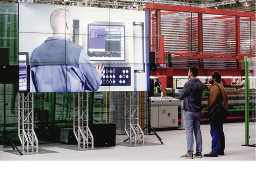 



Eine ganze Reihe an Ausstellern zeigt neue Tools zur Rückverfolgbarkeit von Glasprodukten. Hierbei wird das Glas selbst oft zum Informationsträger. Diese Infos lassen sich später im eingebauten Zustand der Scheibe abrufen.
