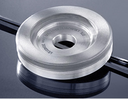 



Die Topfscheiben passen sich individuell an die unterschiedlichen Kantenverläufe an, selbst bei Modellscheiben. 
