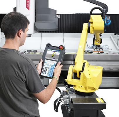 



Kollege Roboter wird in Zukunft auch in der Glasbearbeitung die Fachkräfte an den Maschinen unterstützen.
