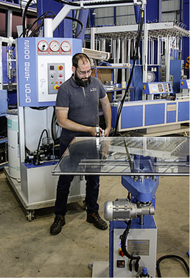 
JS910 kommt in 200 l Fässern (A-Komponente) sowie in 20 l oder 200 l Fässern für die B-Komponente, die als flüssige oder hochviskose Variante erhältlich ist.



