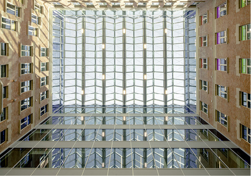 



Das Sonnenschutzglas ipasol neutral 70/37 sorgt für hohe Neutralität und maximale Transparenz und schützt gleichzeitig vor der Überhitzung der Räume durch die einfallenden Sonnenstrahlen. 
