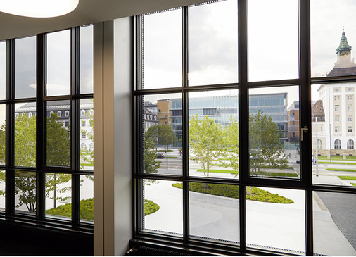 
Die Flüssigkristallgläser von Merck sind eine interessante Lösung, wenn Gläser mit variablem g-Wert gefordert sind, die sich zudem schnell schalten lassen. 



