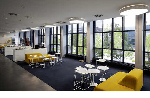 
Gleichzeitig hell und dunkel: Mit den Gläsern von Merck muss nicht die komplette Fassadenverglasung geschaltet werden, bei Bedarf geht das auch Teilbereichen. 



