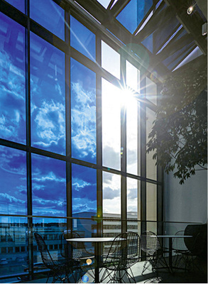 
Das elektrochrome EControl-Glas lässt sich dimmen und reduziert so den Lichteinfall um bis zu 90 %. 



