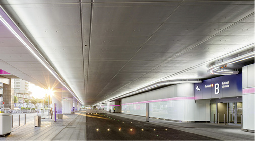 <p>
</p>

<p>
Ein Beleuchtungssystem mit 144 000 LEDs, die durch 34 000 LED-Lichtpunkte in der Fassade ergänzt werden, beleuchtet jetzt die Vorfahrt zum Terminal im Fraport.
</p> - © Foto: Jörg Hempel, Aachen


