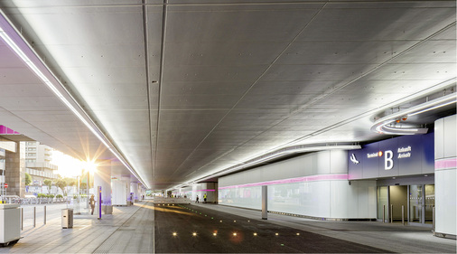 



Ein Beleuchtungssystem mit 144 000 LEDs, die durch 34 000 LED-Lichtpunkte in der Fassade ergänzt werden, beleuchtet jetzt die Vorfahrt zum Terminal im Fraport.
