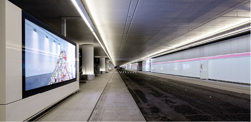 <p>
</p>

<p>
Multimedialer Erlebnisraum: Die sechs großformatigen LED-Flächen für Flughafenwerbung werden durch das Lichtband in der Terminal-Fassade farblich unterstützt.
</p> - © Foto: Jörg Hempel, Aachen

