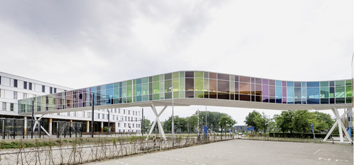 
Gewinner in der Kategorie Fassaden war eine Fußgängerbrücke aus buntem Glas. Für dieses Projekt lieferte Thiele Glas 650 bunte Scheiben mit 15 verschiedenen Vanceva-Farbfolien. 



