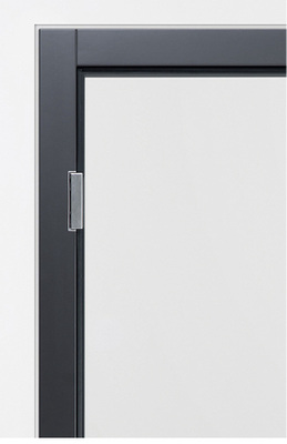 



Bei der Beschlaglösung Tectus Glas liegen Glastürblatt, Zarge und Band- und Schließsystem flächenbündig auf einer Ebene. 
