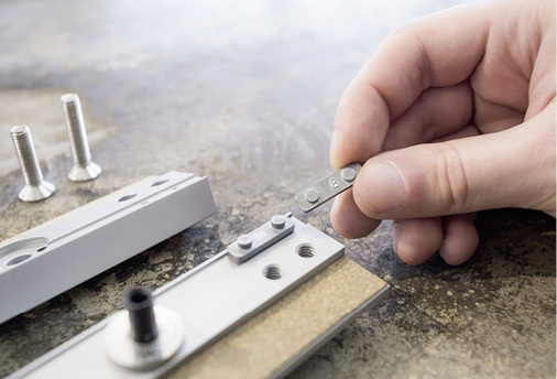 



So funktioniert die Montage des Schiebetürsystems für den Monteur: Passend zur Glasstärke der jeweiligen Tür werden die entsprechenden Distanzplättchen ausgewählt und in den Laufwagen eingelegt.
