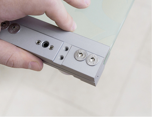 



Dann wird der Laufwagen einfach bündig auf die Glaskante gesetzt und zunächst leicht fixiert. Danach werden die Schrauben mit einem Drehmomentschlüssel festgezogen. Ein Ausmessen im Vorfeld ist überflüssig. 
