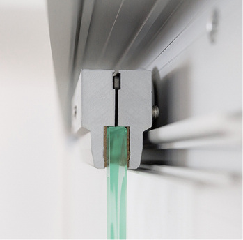 



Nun kann der Laufwagen mit der Glastür in das Halteprofil eingehängt werden. Sobald die Tür dann im Profil sitzt…
