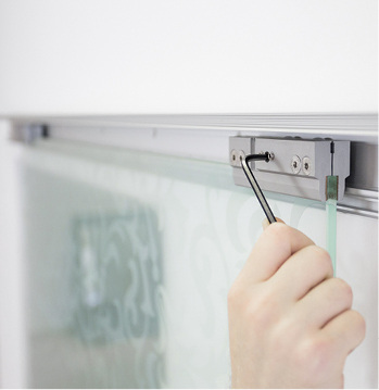 



… wird zunächst mit einer Exzenterschraube die Höhe ausgerichtet und mit zwei Schrauben fixiert. Das alles erfolgt bequem von der Vorderseite aus. 
