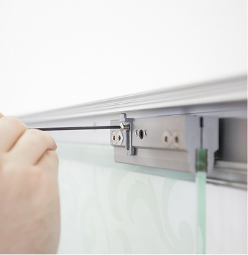 



Jetzt fehlt nur noch die Aushängesicherung. Auch diese kann der Monteur leicht von vorne in der Höhe einstellen. 
