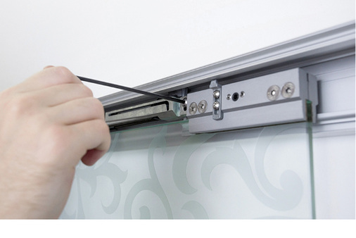 



Ist der Laufwagen fertig montiert, wird der Dämpfer eingesetzt. Hierbei ist es wichtig, dass der Mitnehmer richtig positioniert ist. Deshalb sollte eine optische Prüfung stattfinden. Danach wird der Dämpfer mit dem Laufwagen verschraubt.
