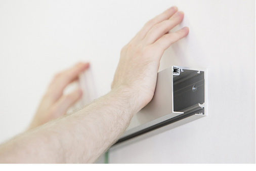 



Zum Schluss muss nur noch die Blende in das Laufprofil eingesetzt werden. Dies erfolgt mit einem einfachen Klips-Mechanismus. Festschrauben ist hier vollkommen überflüssig. Einfach einklicken und fertig.
