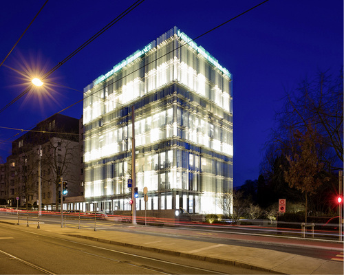 <p>
In der umfassenden Glasfassade sind 290 LED-Fassadenleuchten installiert.
</p>

<p>
</p> - © Foto: Erco GmbH, www.erco.com, Fotografie: Moritz Hillebrand

