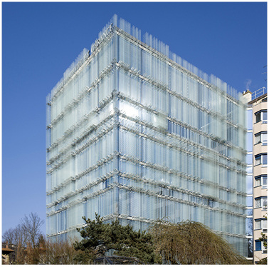 



Die gläserne Gebäudehülle ist bei Tag und bei Nacht ein Blickfang für den Betrachter. 
