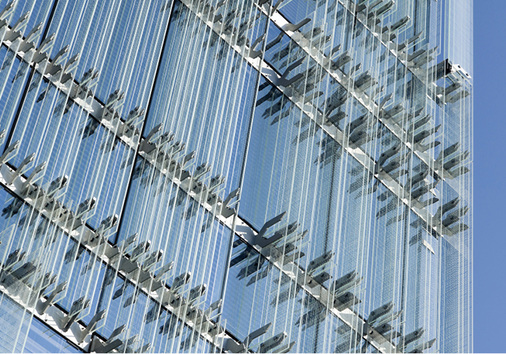 



Tagsüber fungieren die vorgesetzten Glaslamellen als Sonnenschutz. Dabei verschatten sie nicht nur die Büroräume, sondern sorgen auch für einen hohen Sehkomfort an den Arbeitsplätzen.
