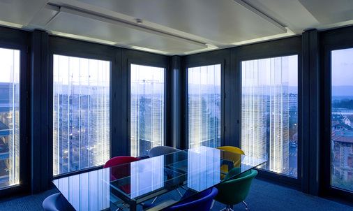 



Die vorgesetzten Glaslamellen schaffen für die Nutzer eine Durchlässigkeit und erlauben so den Ausblick aus den Innenräumen in die Umgebung, auf die umgebenden Berge und den Genfer See. 
