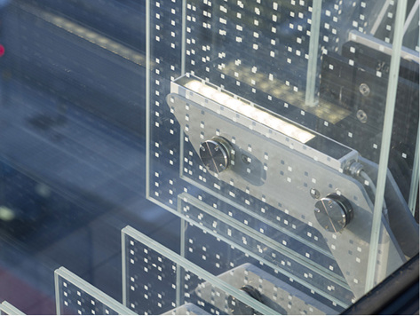 



Die Glaslamellen, bedruckt mit weißen Quadraten, reflektieren das Licht und sorgen nachts für einen unwirklichen Lichteffekt in der Fassade.
