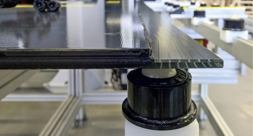 



Um eine Verklebung ohne mechanische Befestigung zu ermöglichen, ist das PV-Modul stufenförmig aufgebaut.
