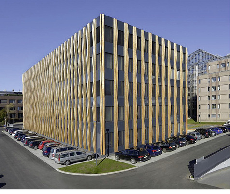 



Die PV-Module wurden an der Südfassade des Züblin-Bürogebäudes montiert. Durch eine elektrische Dreiteilung wird die Teilverschattung ausgeglichen, die die Holzlisenen verursachen. So produzieren die Paneele Energie, auch wenn sie nicht komplett von der Sonne beschienen werden.
