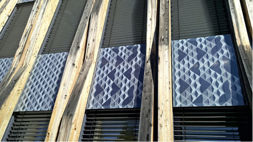 



Das Siebdruckmuster auf den PV-Modulen gestaltete das niederländische Architekturbüro UNStudios. Es greift das gezackte Profil der Holzlisenen auf, die dem Z3 sein markantes Aussehen verleihen.
