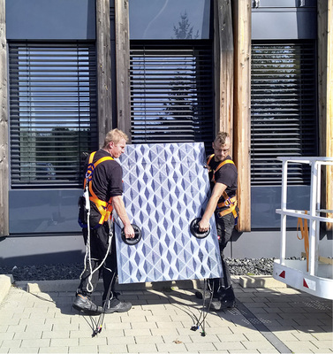 



Um die PV-Module ausschließlich über eine Verklebung ohne zusätzliche mechanische Befestigung in über 8 m Einbauhöhe montieren zu dürfen, war eine Zustimmung im Einzelfall notwendig. 
